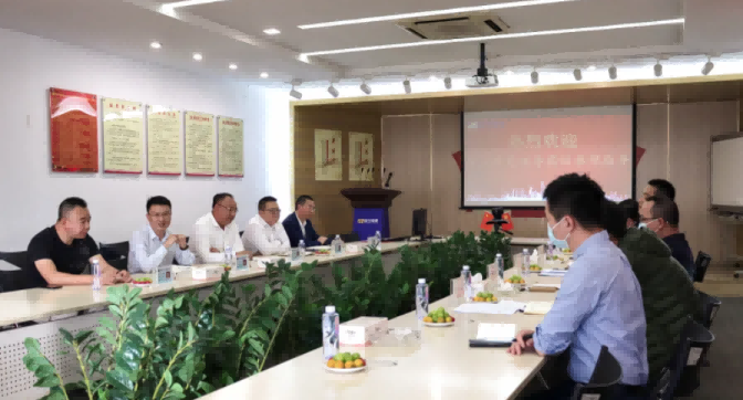 东莞市工信局与镇经发局领导莅临尊龙凯时参观指导